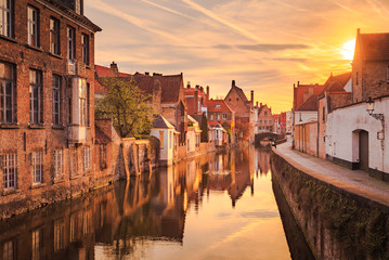 Historische Stadt Brügge bei Sonnenaufgang, Flandern, Belgien