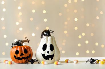Naklejka premium Halloween pumpkins with spider on a shiny light background
