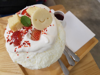 Smiley face on Bingsu