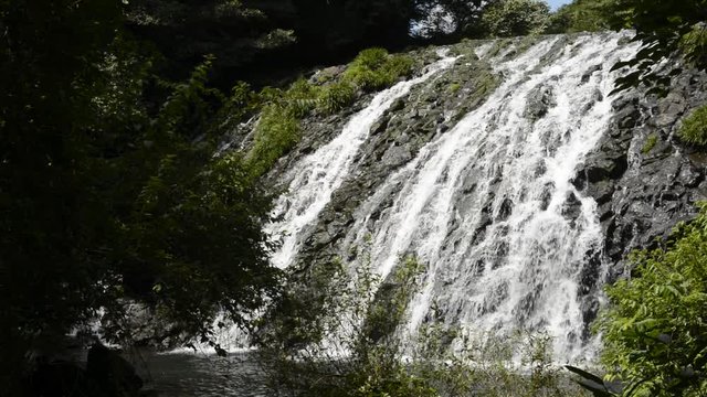 森に囲まれた鹿目の滝（平滝）