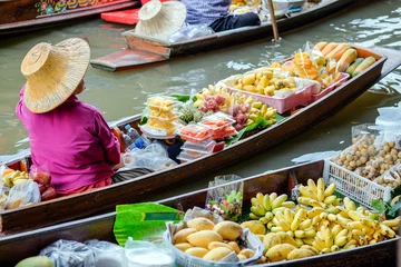 Foto op Plexiglas Damnoen Saduak floating market, The famous attractions of Ratchaburi. It is the most famous floating market in Thailand and is known for tourists around the world. © chiradech