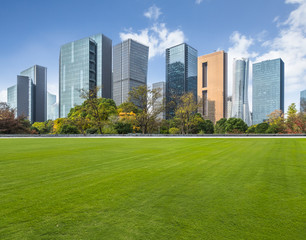 Obraz premium cityscape and skyline of shanghai from meadow in park.