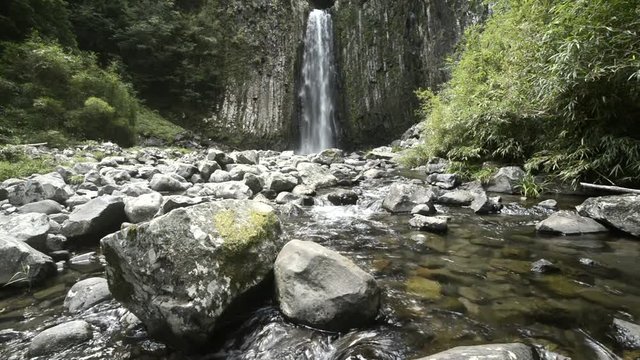 鹿目の滝（雄滝）と鹿目川の流れ