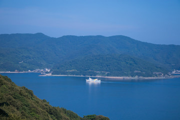 佐田岬を航行するフェリー