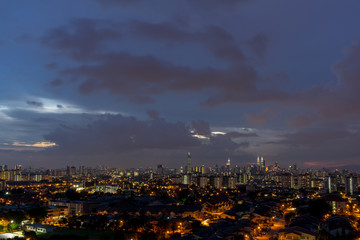 Obraz premium View of cloudy sunset over downtown Kuala Lumpur, Malaysia 