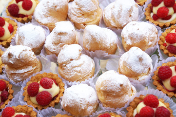 Shus and cakes with raspberry