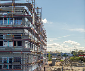 Bauger√ºst auf einer Baustelle Vollw√§rmeschutz WDVS VWS
