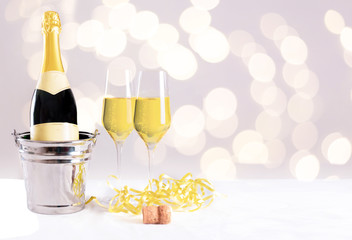 Champagner Flasche mit Gläsern  vor einem bokeh Hintergrund