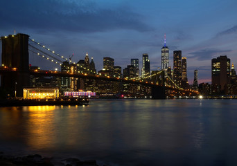 Fototapeta na wymiar Brooklyn Bridge and Manhattan skyline at evening