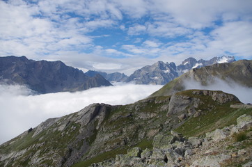 Paysage de nuage bloqués dans les montagnes l'été