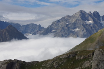 Paysage de nuage bloqués dans les montagnes l'été