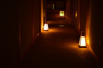 灯篭の明るい光の道しるべ