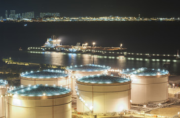 Obraz premium Oil tank and oil tanker