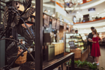 Obraz premium Background cafe, counter and customers in line, blurred