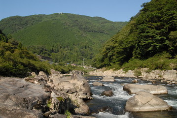Fototapeta na wymiar 渓流と山のある風景