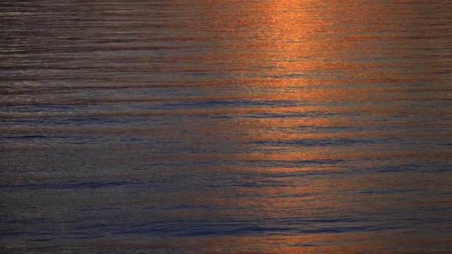 Wellen im Sonnentergang bei ruhiger See