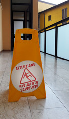 Pavimento Bagnato - attenzione