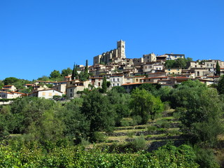 Fototapeta premium Eus et son clocher village des pyrénées orientales avec vélo