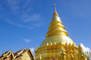 Naklejka premium Golden pagoda with beautiful blue sky and respected people.