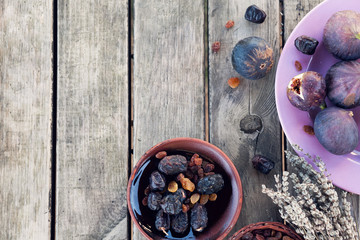 Fototapeta na wymiar Figs on ceramic plate on wooden table background