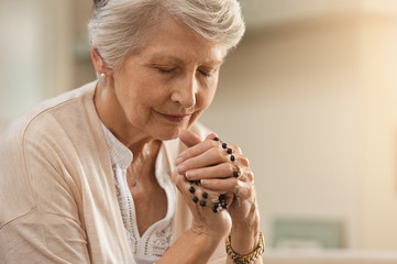  Senior woman praying - obrazy, fototapety, plakaty