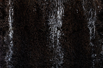 Hintergrund aus Schwarzdornbündeln mit Wasser und Salz zur Salzanreicherung am Gradierwerk im...