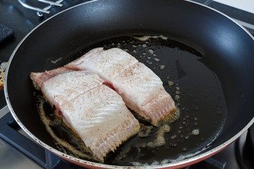 Morceaux de Sole Commune cuisant à la poêle