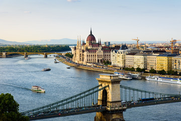 Fototapeta premium Węgierski parlament i budapeszt widok na Dunaj o zachodzie słońca