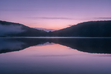 Obraz premium Krajobraz francuski - Jura. Widok na jezioro Narlay w górach Jura (Francja) o wschodzie słońca.
