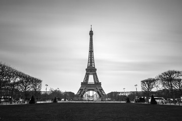 Belle vue tranquille longue exposition de la tour Eiffel à Paris, France, en noir et blanc