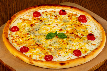 Pizza four cheeses