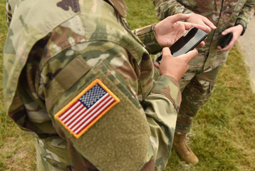  US soldiers use smartphones