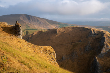 Winnats Pass is a popular tourist spot in England's Peak District, especially popular with hikers and photographers.