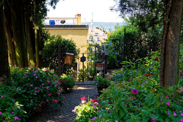 Obraz premium Sirmione, Italy 17 August 2018: Lake Garda. private houses in the old town.