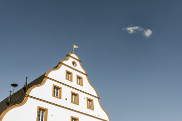 Zeughaus Schweinfurt Giebelwand mit Schweifgiebel und Simsen blauer Himmel eine Wolke, armory...
