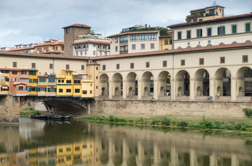 Fototapeta na wymiar Ponte Vecchio mit Säulenhalle