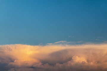 Obraz premium Coucher de soleil dans les nuages