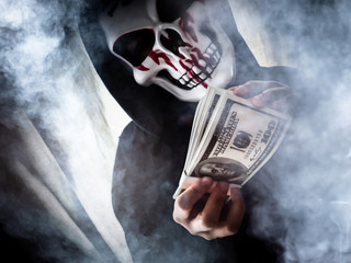 Screaming Show money pressing through as horror smoke .