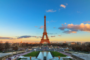 Obraz premium Beautiful view of the Eiffel tower in Paris, France, at sunset 