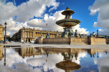 Fototapeta na wymiar Beautiful reflection of the fountain at place de la Concorde in Paris, France 