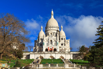 Fototapeta premium Piękny widok na Bazylikę Sacre-Coeur w Paryżu, Francja, z błękitnym niebem