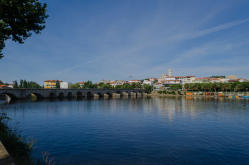 Fototapeta na wymiar Mirandela y puente sobre el río Tua. Distrito de Bragança. Tras-os-Montes. Portugal. 