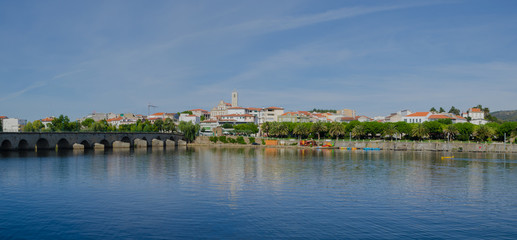 Fototapeta na wymiar Puente sobre el río Tua en Mirandela. Distrito de Bragança. Tras-os-Montes. Portugal.