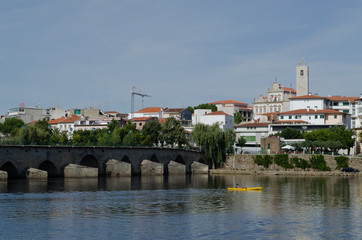 Obraz premium Puente sobre el río Tua en Mirandela. Distrito de Bragança. Tras-os-Montes. Portugal.