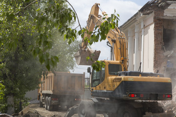 Loading of construction debris after demolition of a building