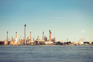 Fototapeta na wymiar Shoreline refinery