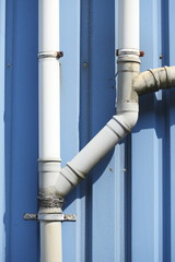 Naklejka premium altes gelbes Wasserrohr aus Metall