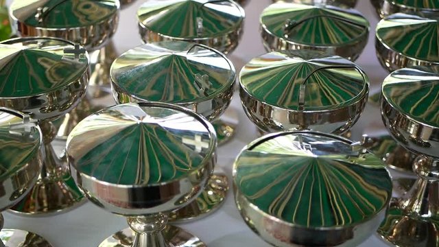 Puszki ciborium z komunikantami na stole podczas Mszy Świętej