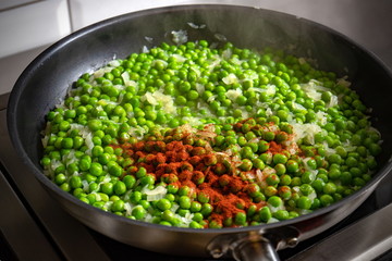 Peas mixed with pepper powder and onion