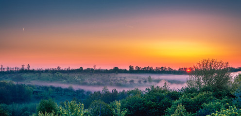 Obraz premium Summer moring among fields